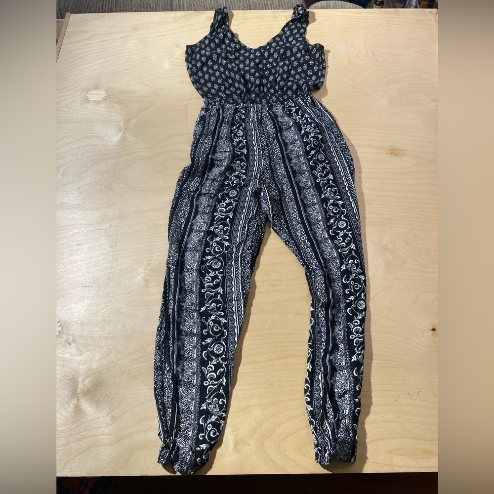 Forever 21 Stylish Black and White Jumpsuit Size Medium (IQ)